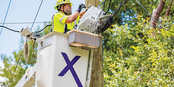 082026-comcast-2 A Comcast technician works on a cable line as the company expands its fiber-powered network to more than 2,400 homes and businesses across Putnam County.